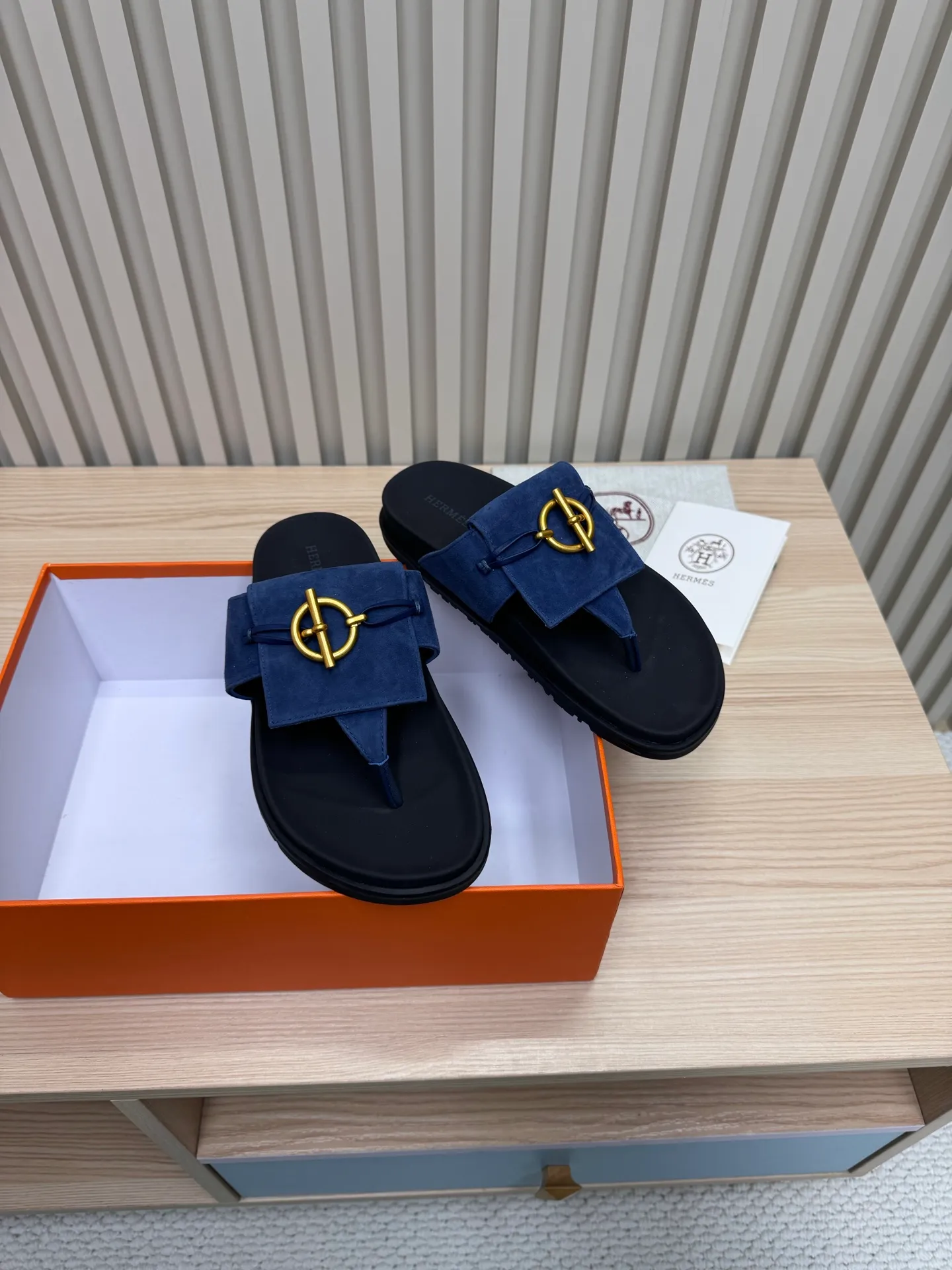 👟👟Ex-factory price 502👟👟Hermes🐎The extremely popular couple’s slippers/the latest hardware buckle sandals and slippers, paired with various colorful socks, so trendy!  ———————— Upper: imported cowhide/sheep leather/cloth/palmprint leather lining: imported cowhide/sheepskin outsole: Tpu non-slip and wear-resistant outsole Female size: 35-42 (40.41.42 non-returnable and non-exchangeable) Male code: 39-45 (45 non-returnable and non-exchangeable)